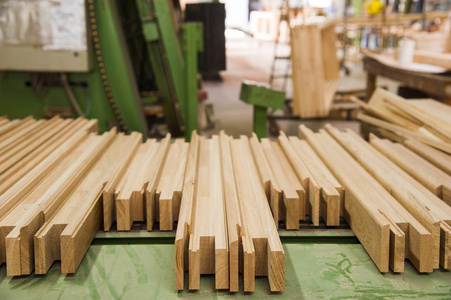 家具木工车间生产中的木制棒材